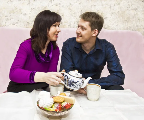 Pareja bebiendo té —  Fotos de Stock