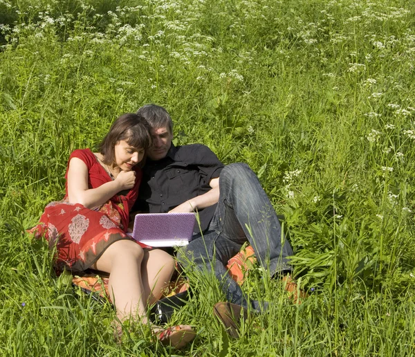 Casal com computador — Fotografia de Stock