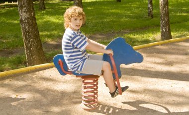 çocuğun salıncak üzerinde