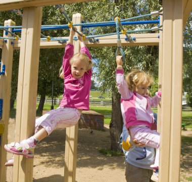 Çocuklar spor merdiven üzerinde oyun