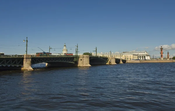 セント ・ ピーターズバーグ、vasilyevskiy 島と宮殿の橋 — ストック写真