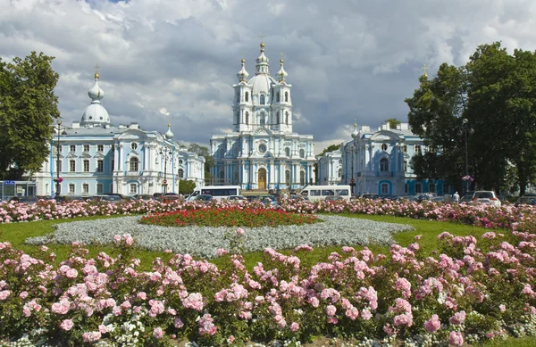 St. petersburg, uppståndelsen katedralen i smolniy kloster — Stockfoto