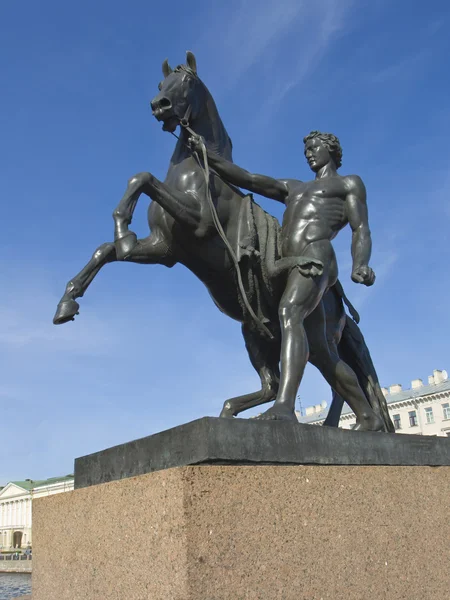 Санкт-Петербург, скульптуры на Аничковом мосту — стоковое фото