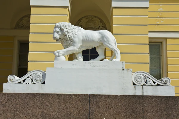 Sint-petersburg, sculptuur van Leeuw in de buurt van Russische museum — Stockfoto