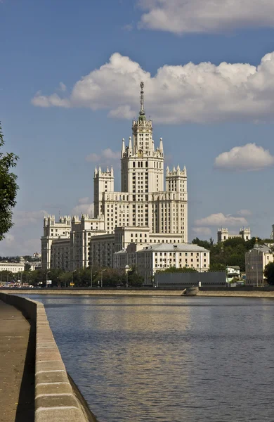 Moskva, hög stiga byggnad — Stockfoto