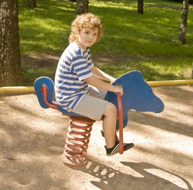 Çocuk at salıncak üzerinde