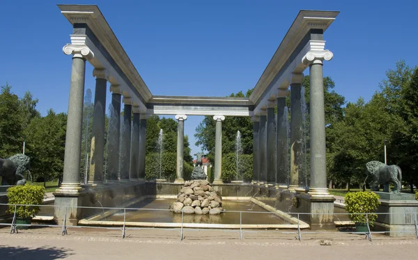 Peterhof, fuente "Cascada de leones " — Foto de Stock