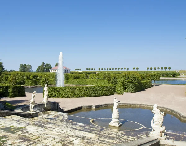 Peterhof, fontän "marginskiy cascade" — Stockfoto