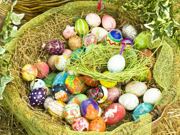 Paskalya yumurtalı sepet