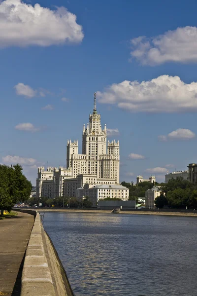 Moskva, höghus byggnad — Stockfoto