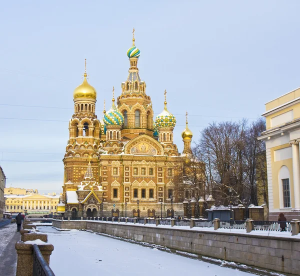 St. Petersburg, Russland, Auferstehungskathedrale des Erlösers auf blo — Stockfoto