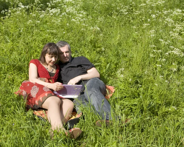 Couple with notebook — Stock Photo, Image