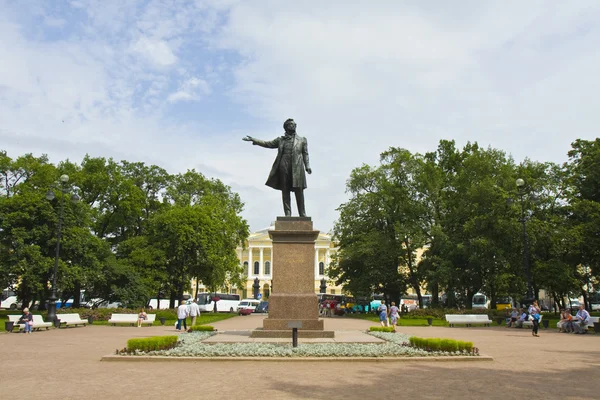 Sint-petersburg, monument van Poesjkin — Stockfoto