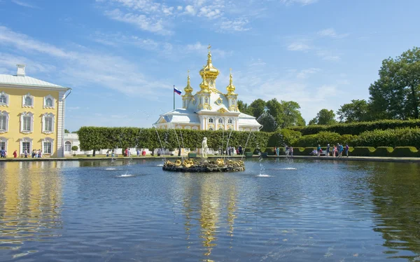 Peterhof, fontän och ortodoxa kyrkan — Stockfoto