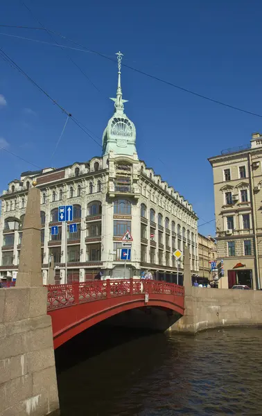 St. petersburg, haus in der nähe der roten brücke — Stockfoto