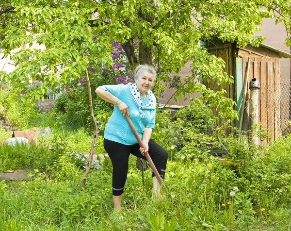 Oude dame in tuin — Stockfoto
