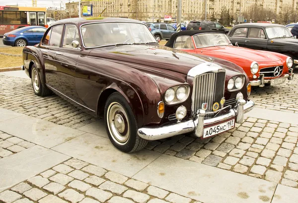Retro Bentley en rally de coches clásicos, Moscú — Foto de Stock