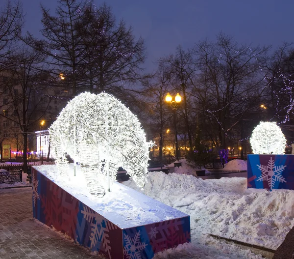 Электрическая скульптура медведя, Рождество — стоковое фото
