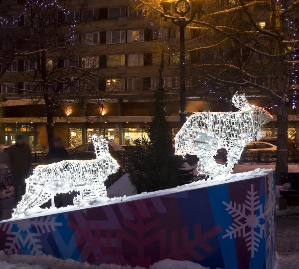 Elektriska skulpturer av harar på jul — Stockfoto