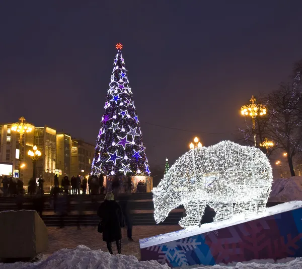 Elektrik ayı ve Noel ağacı — Stok fotoğraf