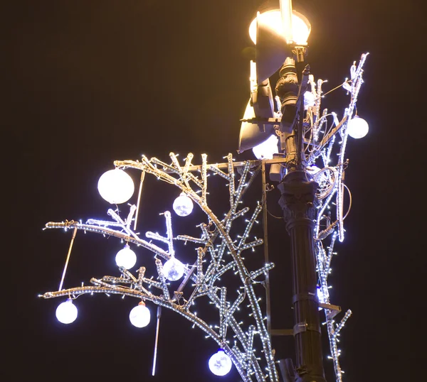 Рождественские украшения на уличной лампе — стоковое фото