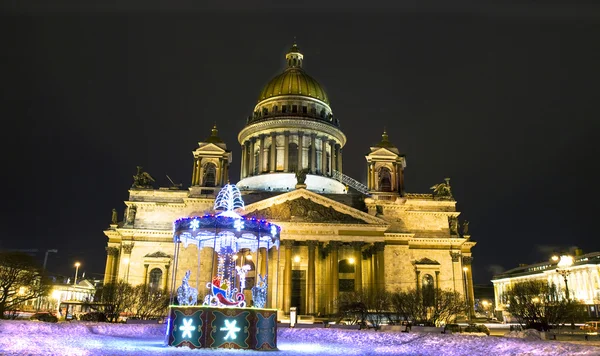 Vánoční kolotoč a katedrála svatého Izáka, st. petersburg — Stock fotografie