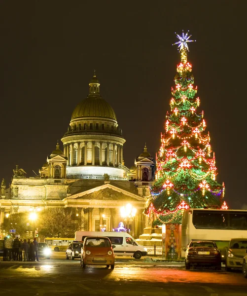 Χριστουγεννιάτικο δέντρο και τον καθεδρικό ναό του Αγίου Ισαάκ — Φωτογραφία Αρχείου