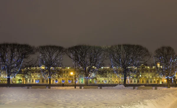 St. Petersburg, Winter palace (Hermitage) and trees with electri — Stock Photo, Image