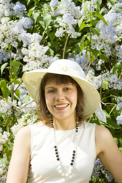 Retrato de mujer en sombrero con lila — Foto de Stock