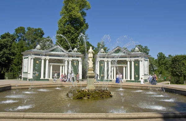 彼得夏宫、 喷泉 — 图库照片