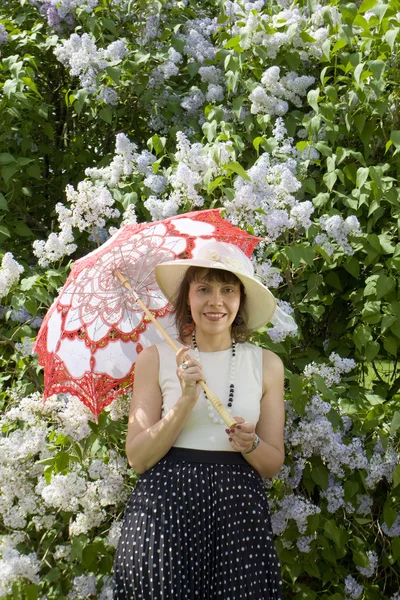 Dame met parasol in de buurt van lila — Stockfoto