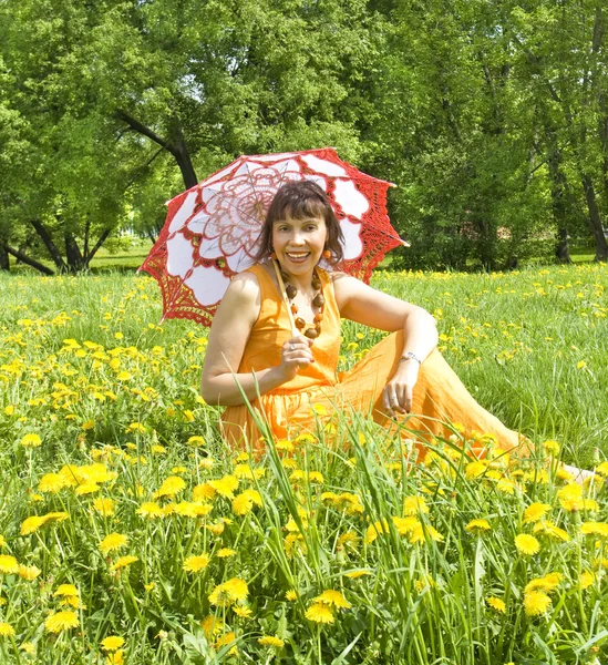 Senhora com guarda-sol no prado com dentes-de-leão — Fotografia de Stock