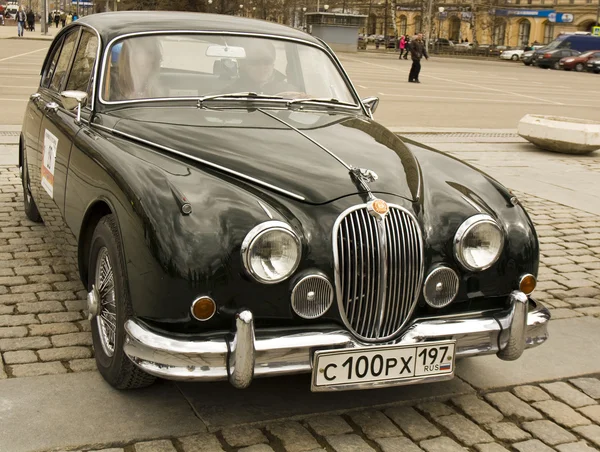 Retro jaguar på rally av klassiska bilar, Moskva — Stockfoto