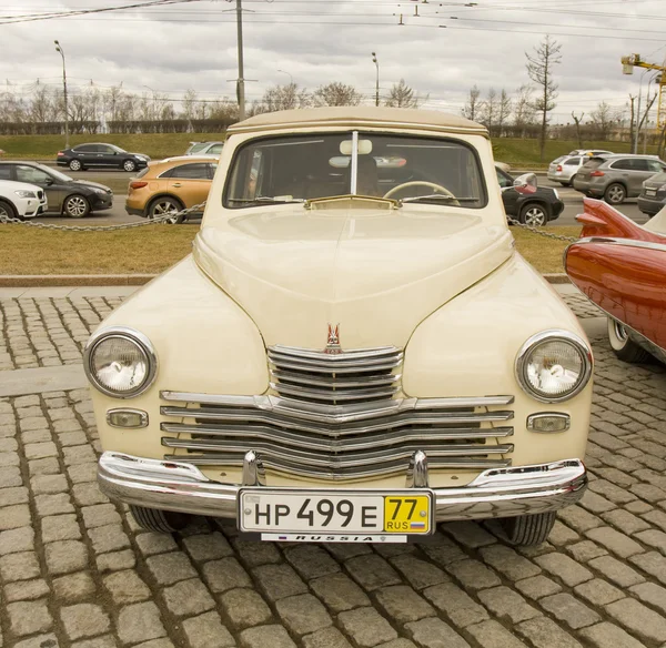 Русский ретро-автомобиль "Победа" ) — стоковое фото