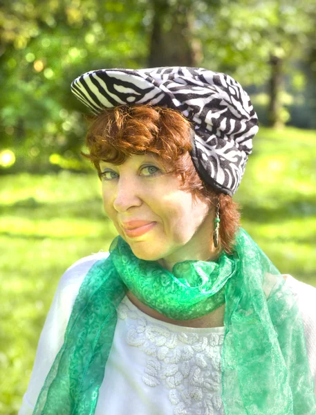 Portret van vrouw in zebra hoed — Stockfoto