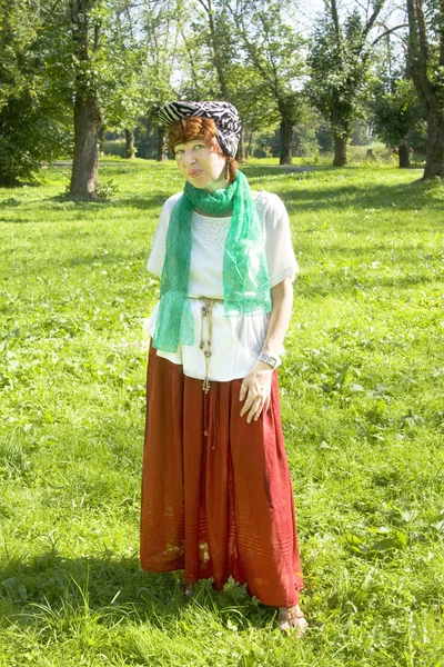 Woman in hat in park — Stock Photo, Image