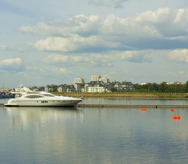 Moscow, yachts in Khimki water storage reservior — Stock Photo, Image