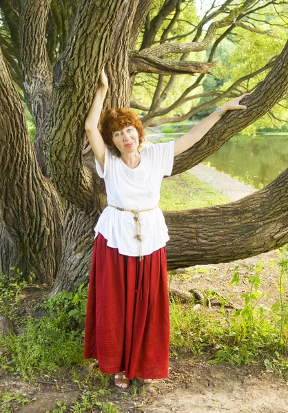 Woman and willow tree — Stock Photo, Image