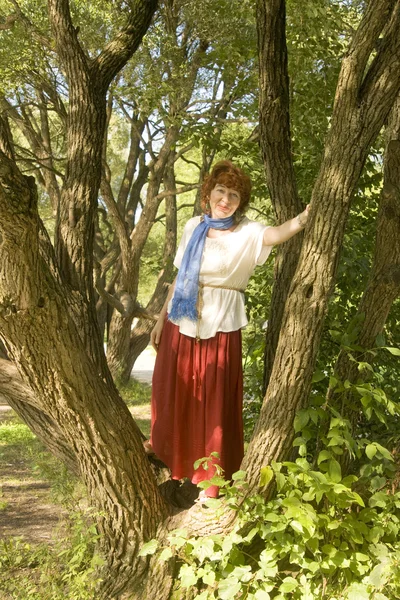 Söğüt ağaçları olan kadın — Stok fotoğraf