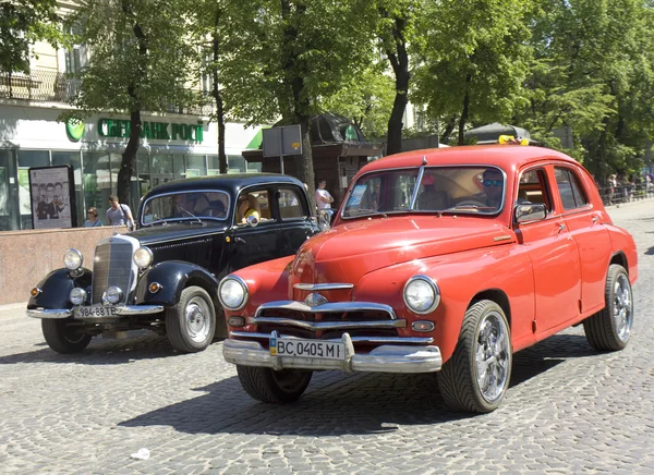 Bilar zaporozhets och mercedes benz — Stockfoto