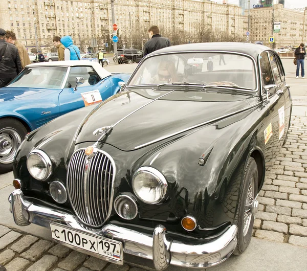 Jaguar på rally av klassiska bilar, Moskva — Stockfoto