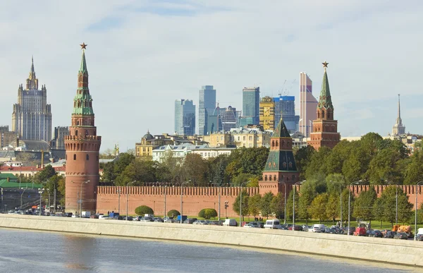 Moskou, kremlin en moderne gebouwen — Stockfoto