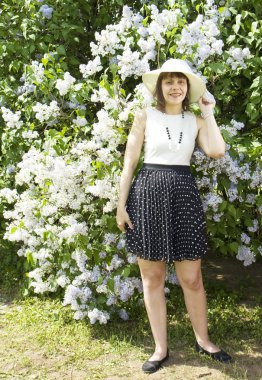 Bayan şapka daimi lilac yakınlarında