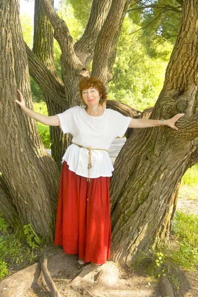 女性やヤナギの木 — ストック写真