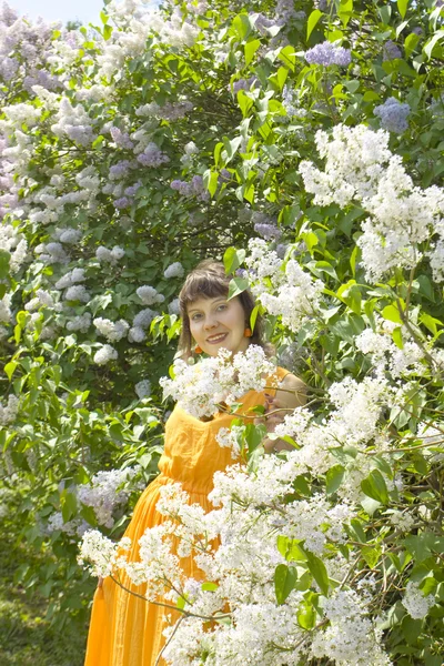 Vrouw met lila — Stockfoto