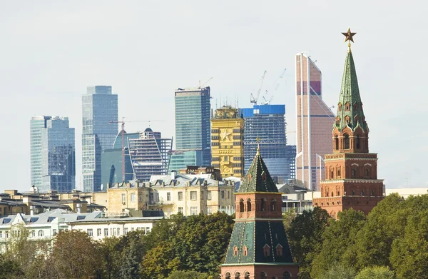 Moskova, kremlin ve modern gökdelenler — Stok fotoğraf