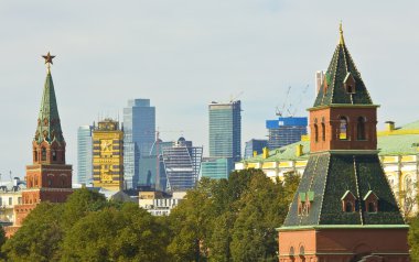 Moskova, kremlin kuleleri ve modern binalar