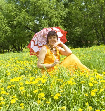 Bayan şemsiye ve sarı dandelions ile