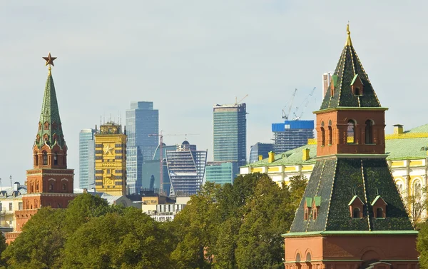 Москва, Кремлевские башни и современные здания — стоковое фото