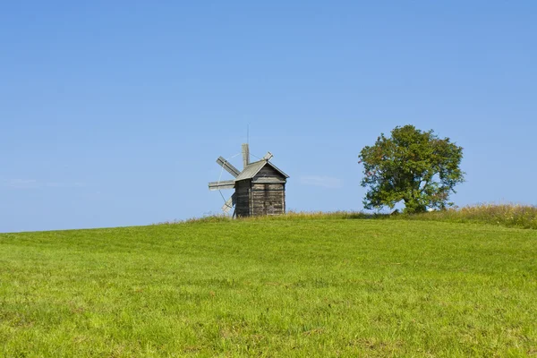 Väderkvarn i Kizji, Ryssland — Stockfoto